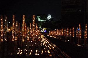 熊本市民会館前の竹灯籠群から熊本城を望む
